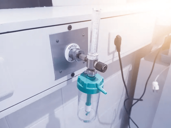 Wall-mounted oxygen regulator with flow meter and humidifier bottle in San Jose, CA